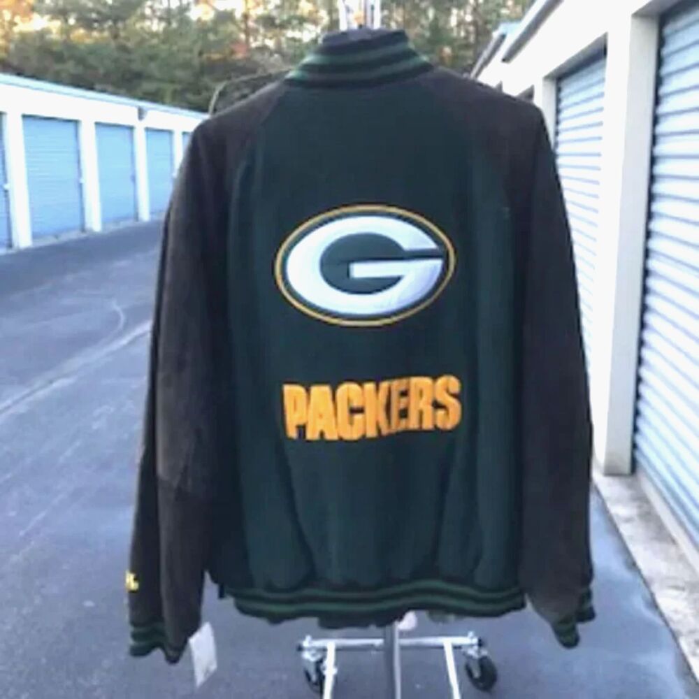 Size: Extra Large {46-48} Full Zip Varsity Bomber Jacket . Green Bay Packers